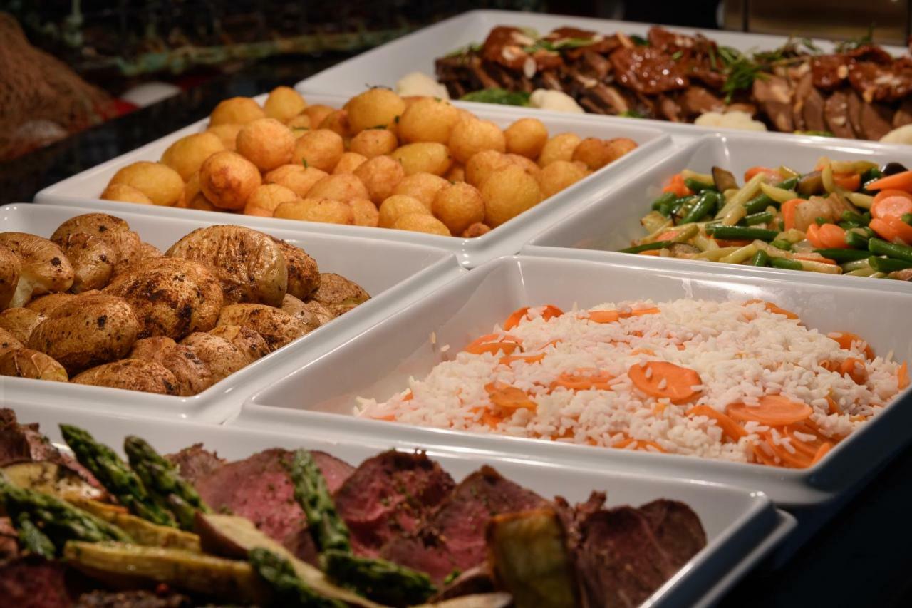 Pestana Vila Sol - Vilamoura Premium Golf Resort Eksteriør bilde A selection of prepared foods at a buffet